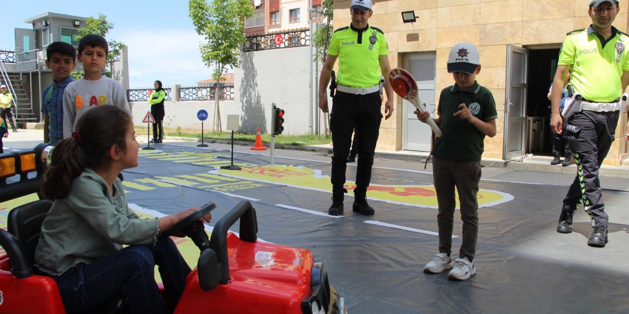 Şırnak'ta Trafik Polisi Öğrenci, Yayalara Yol Vermeyen Sürücüye Ceza Kesti