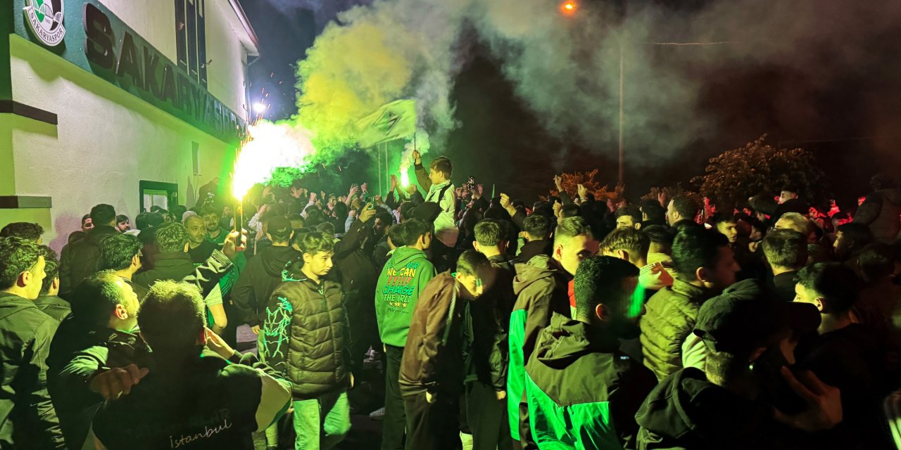 Sakaryaspor’un final coşkusu sokaklara sığmadı
