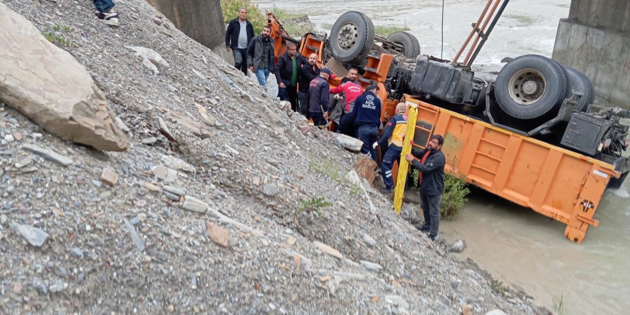 Karayolları İş Makinesi Zap Suyu'na Düştü: 3 Yaralı