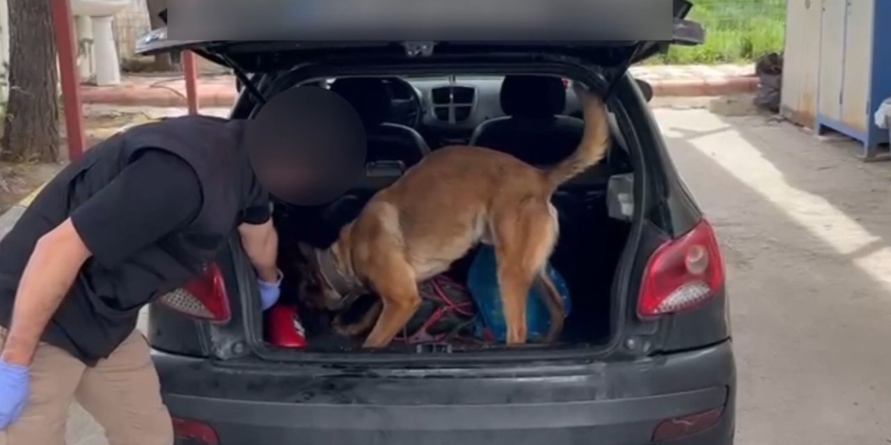 Durdurulan otomobilde yangın tüpünden uyuşturucu çıktı: 2 gözaltı