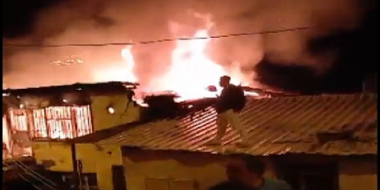 Şarj aletinden çıkan yangın 2 katlı evi küle çevirdi