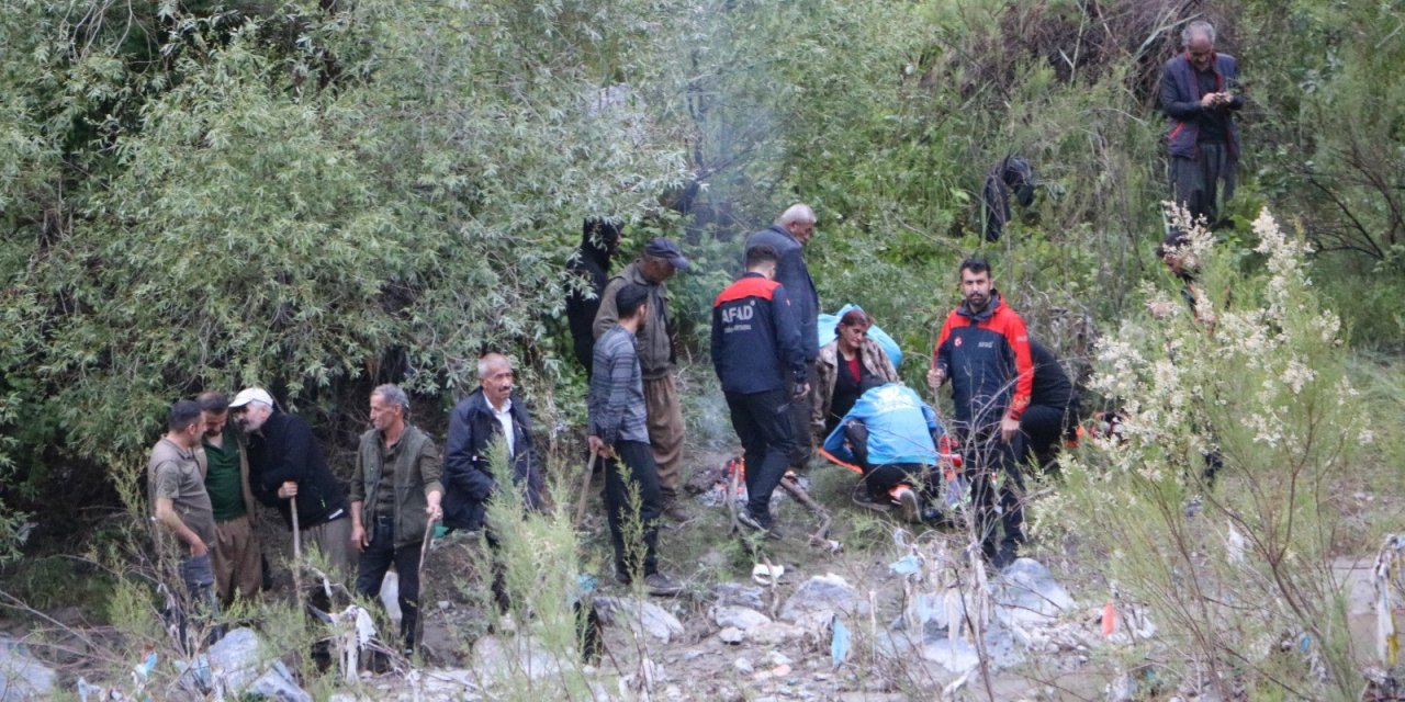 Hakkâri'de Ağaçtan Düşen Kadın Askeri Helikopterle Kurtarıldı