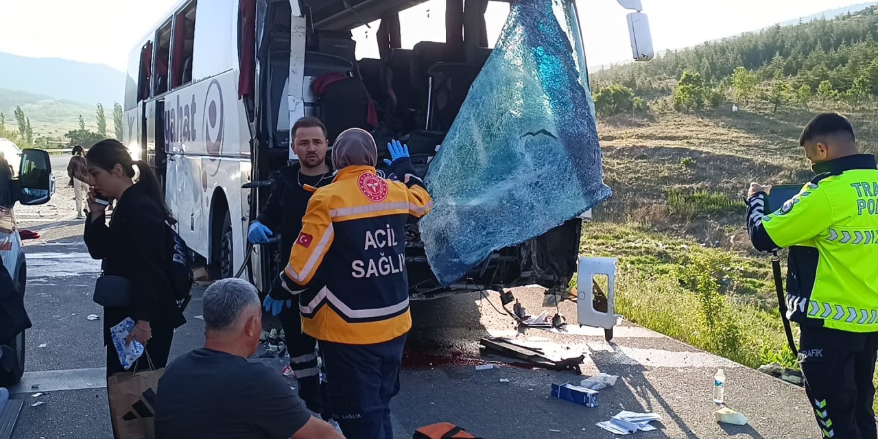 Otobüs kamyonet ile çarpıştı 17 kişi yaralandı. Yolda Can pazarı yaşandı