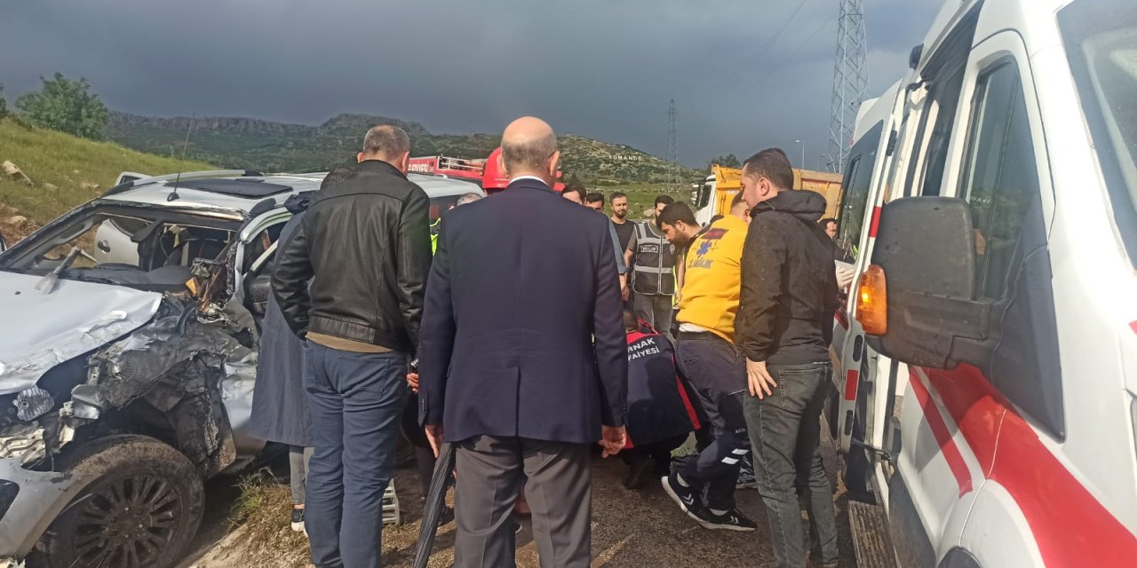 Şırnak'ta hafriyat kamyonu ile polis aracı çarpıştı: 1 yaralı