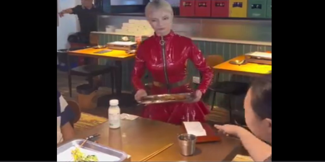 Çin'de Yapay Zeka Robotu Restoranda Servis Yaparken Sosyal Medyayı Salladı!