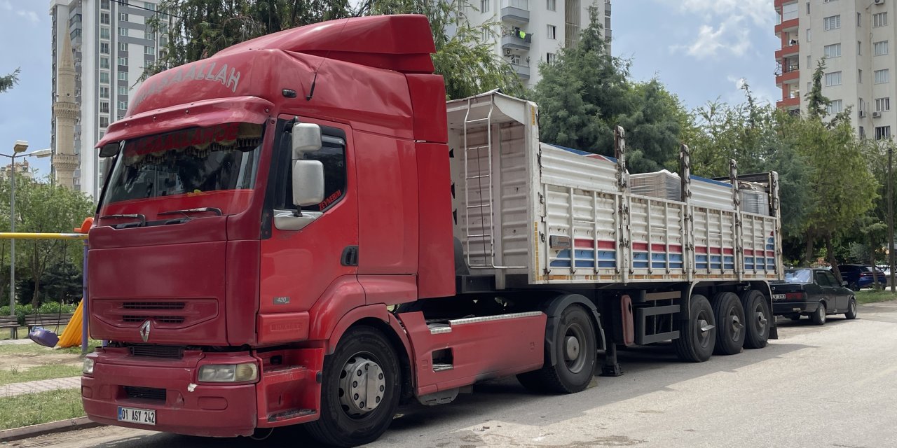 Freni tutmayan tır, çocuk parkı önündeki 3 araca çarptı