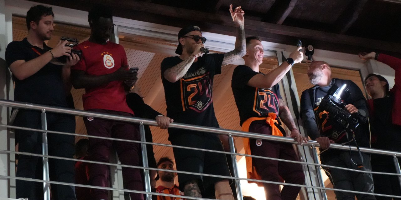 Şampiyon Galatasaray, Florya'da taraftarlarıyla buluştu