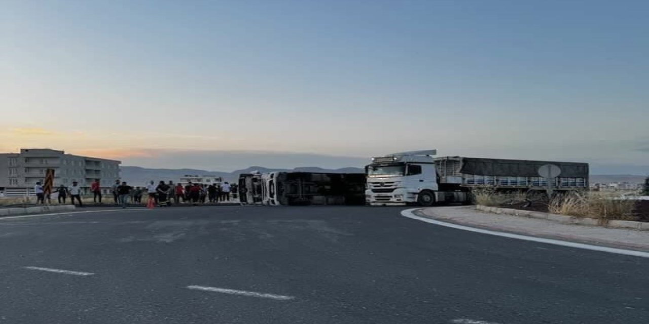 Kızıltepe'de buğday yüklü kamyon devrildi: 1 yaralı