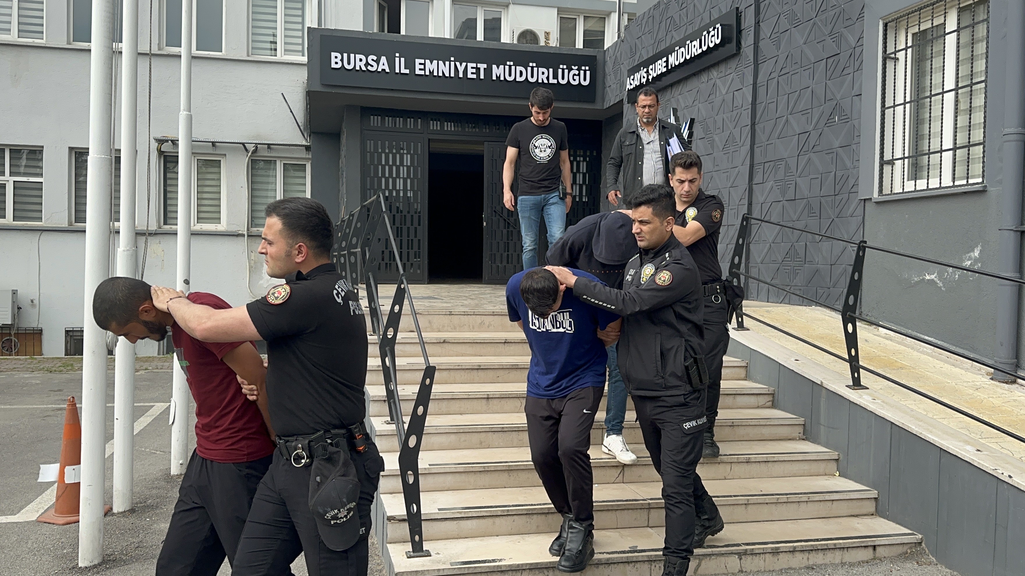 Hakkari'den Bursa'ya sahte genç kız profiliyle dolandırıcılara operasyon