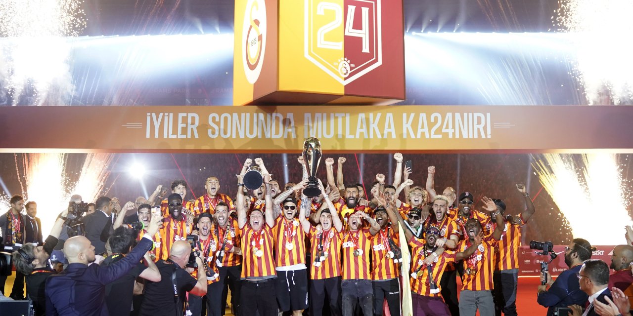 Galatasaray'dan 3 kupalı kutlama