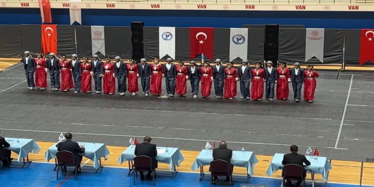 Şırnak halk oyunları ekibi bölge birincisi oldu
