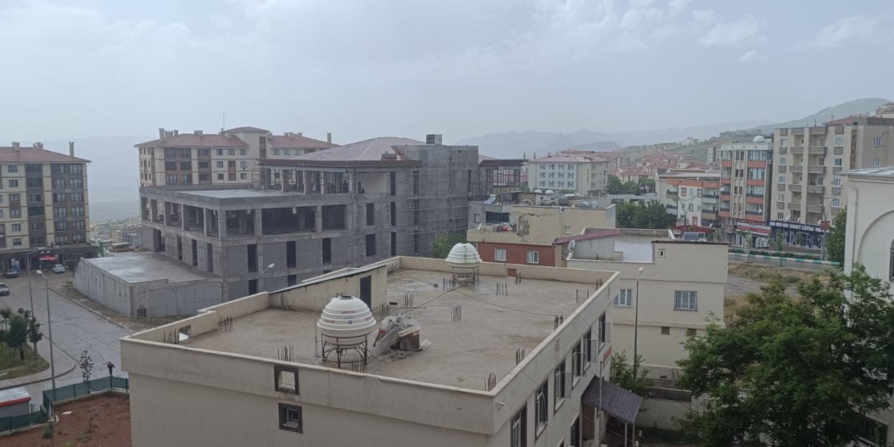 Şırnak’ta Haziran Öncesi Beklenmedik Dolu Yağışı: Çiftçiler Endişeli