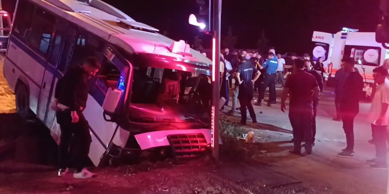 Kırıkkale'de Yolcu minibüsü ile otomobil çarpıştı: 22 yaralı
