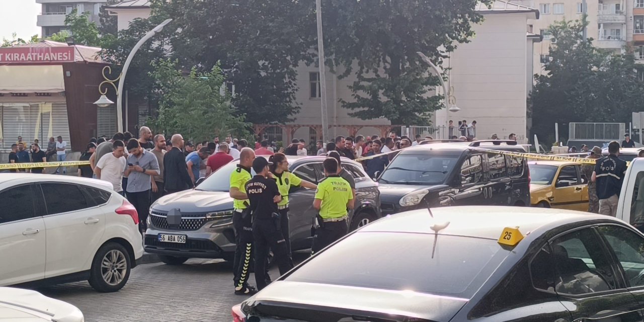 Siirt Valisi silahlı kavganın ortasında kaldı:2  yaralı