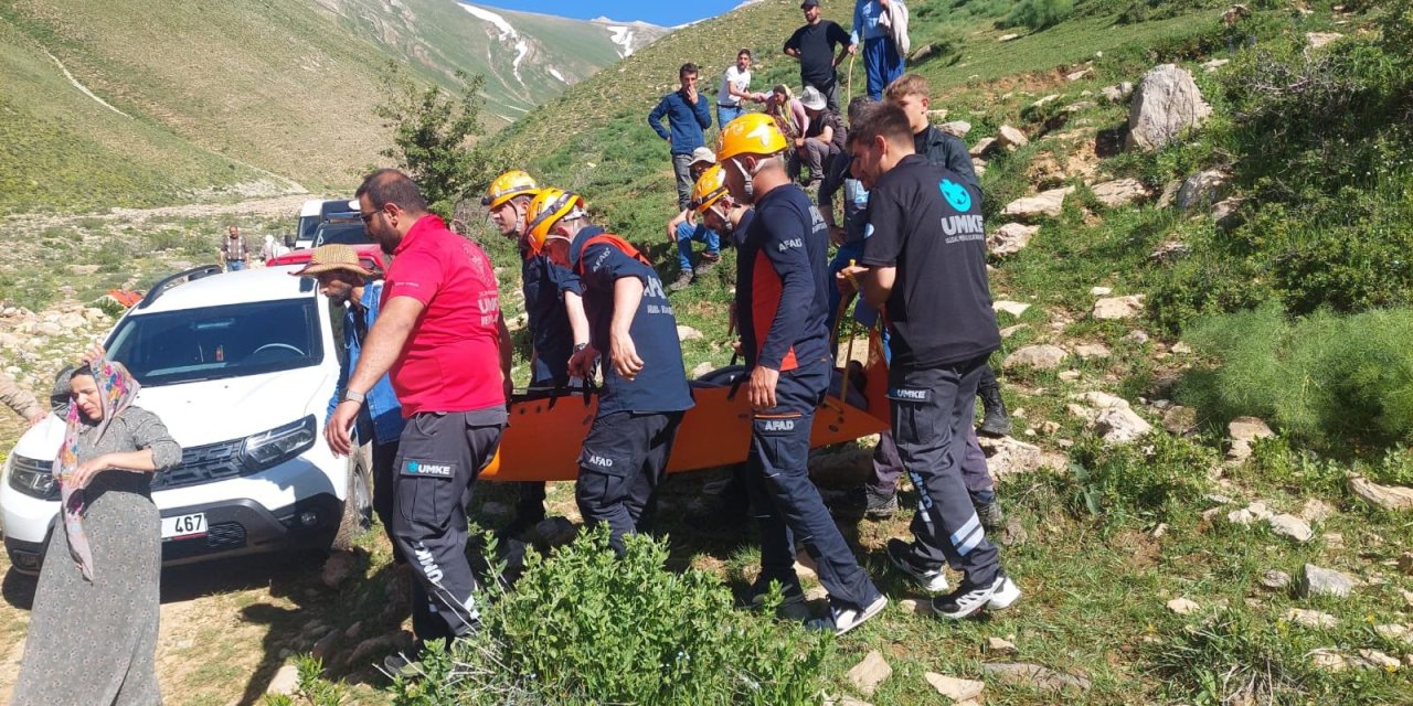 Van'da kayalıklardan düşerek mahsur kalan 2 kişi kurtarıldı