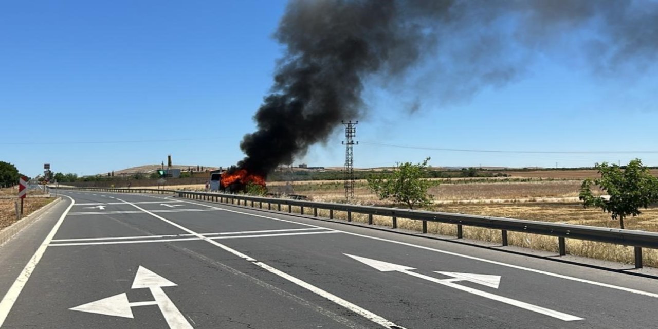 Şanlıurfa - Diyarbakır emniyet personelini taşıyan midibüs alev alev yandı