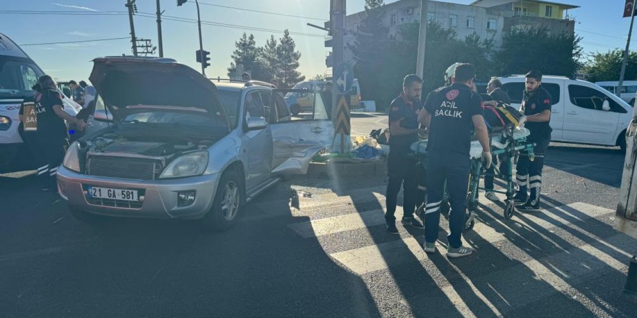Diyarbakır’da otomobil ile pikap kavşakta çarpıştı: 4 yaralı