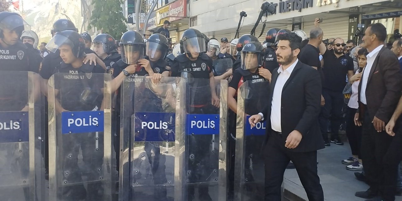 Hakkari  olaylarında polis amiri başından yaralandı