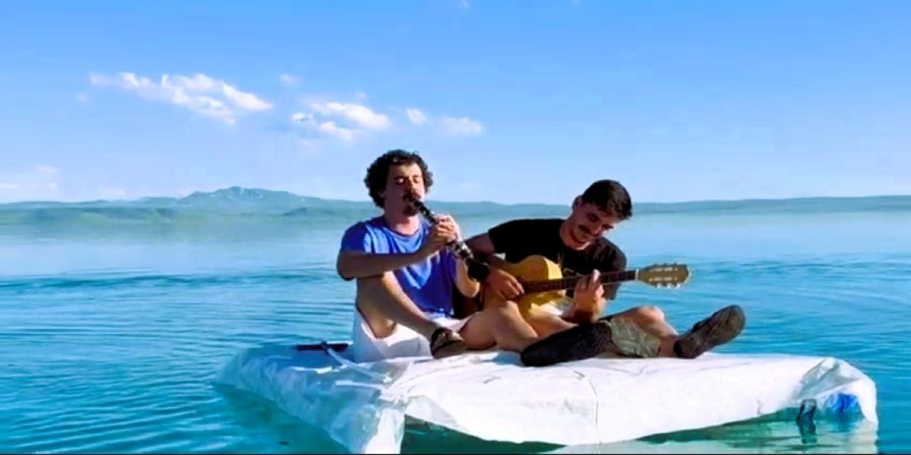 Van Gölü'nde renkli görüntüler. Atık malzemelerden sal yapıp Gölün ortasında konser verdiler