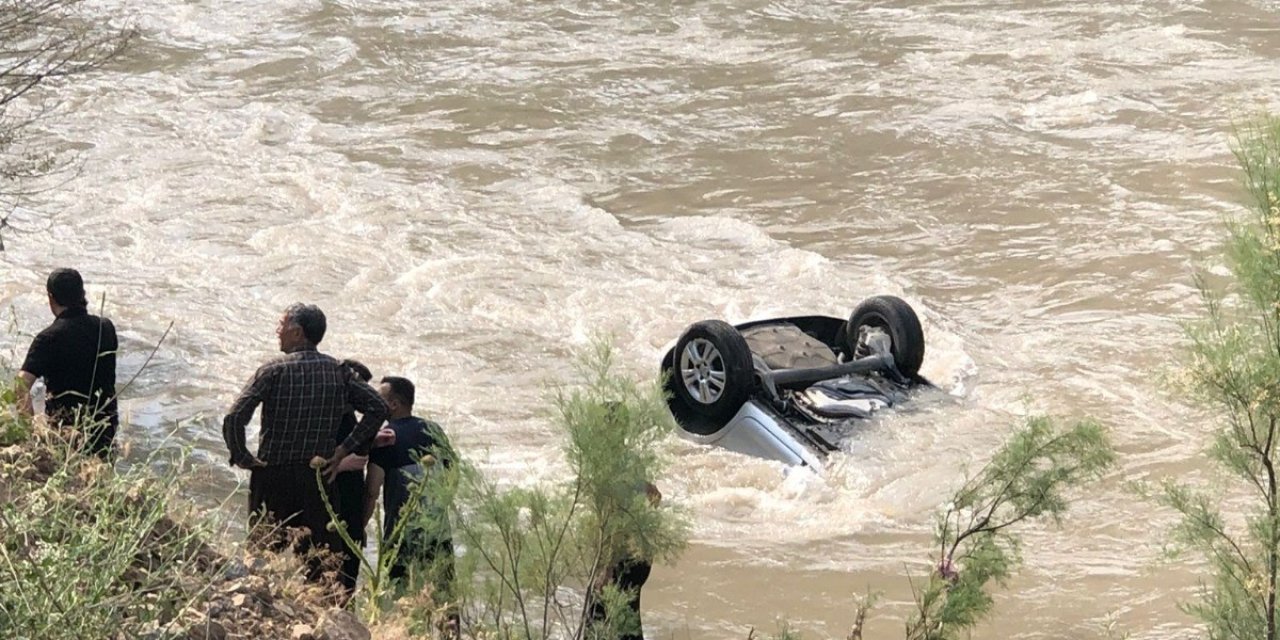 Hakkari'de  otomobil Zap Suyu’na uçtu: 1 ölü,1 ağır yaralı