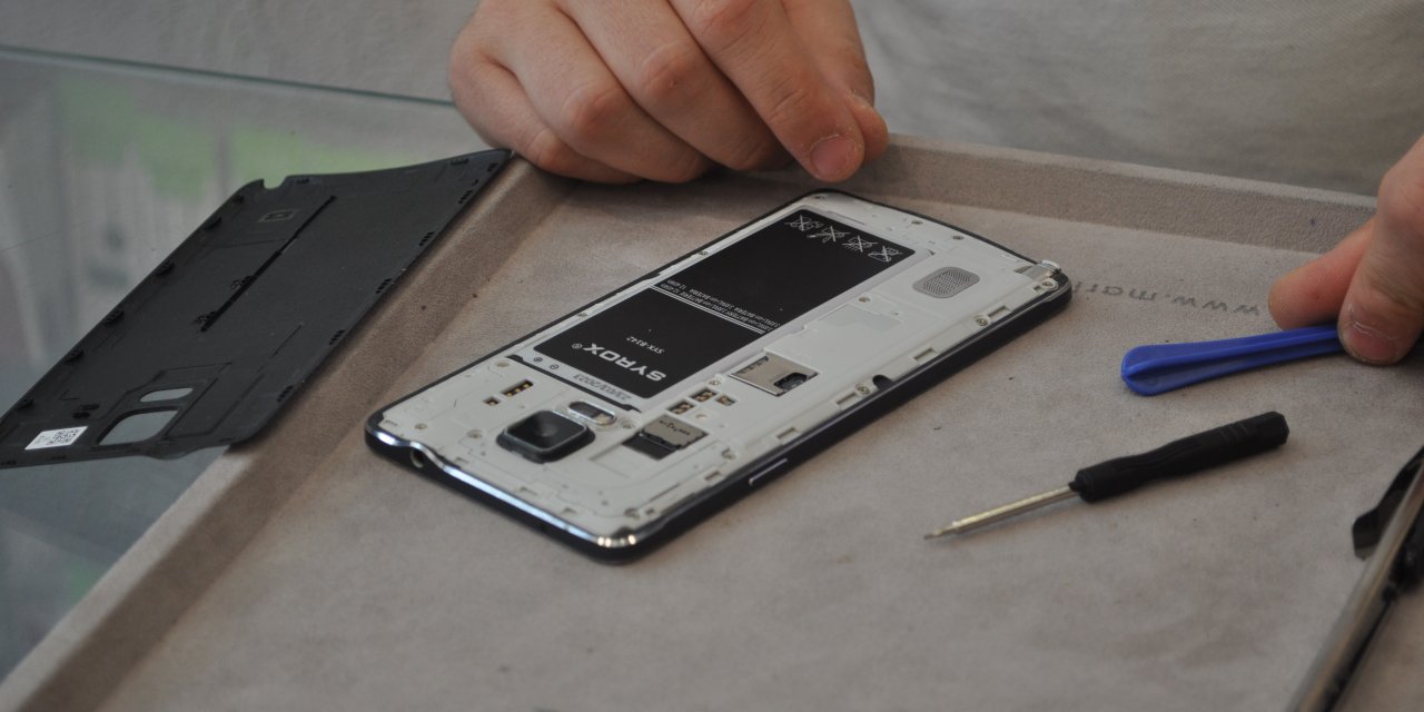 Yaz Sıcağında cep telefonunuzu uzun süre şarjda bırakmayın uyarısı