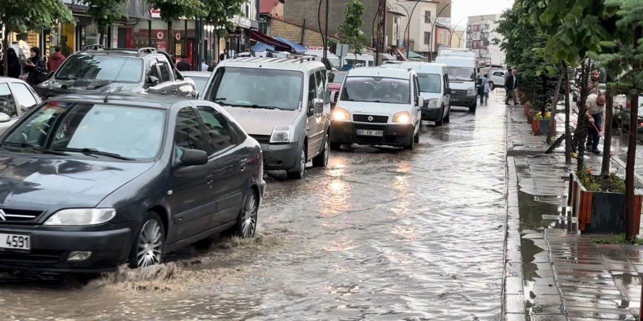 Yüksekova'da aniden bastıran sağanak yağış yollar göle döndü