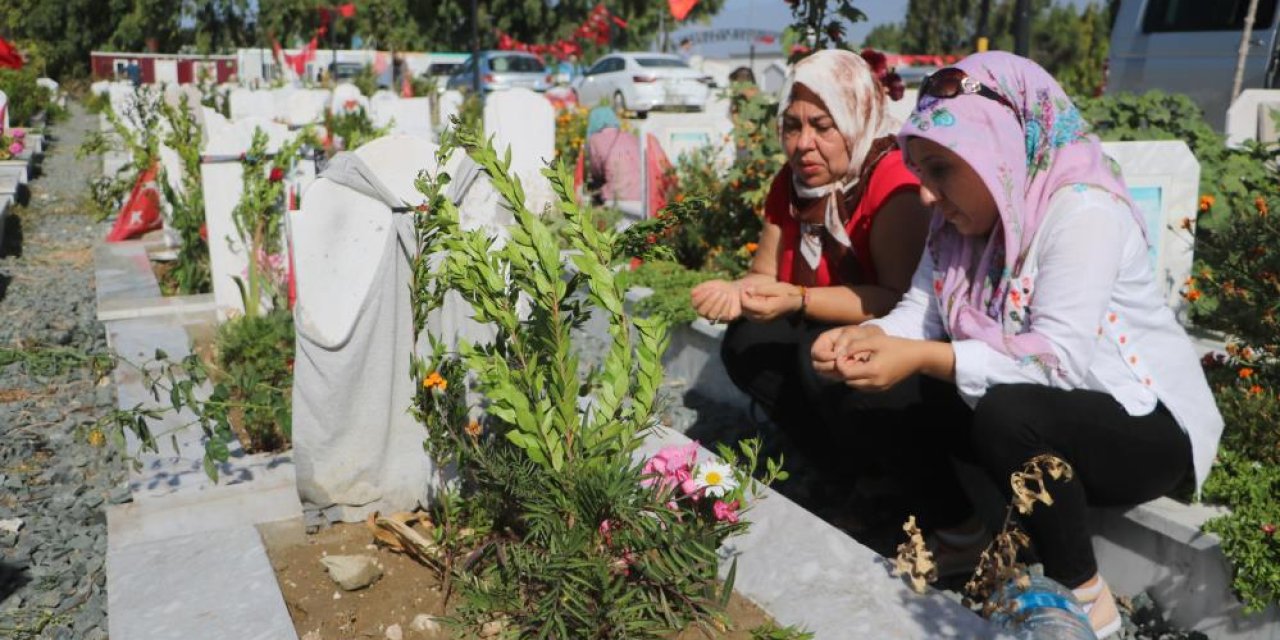 Deprem mezarlığında gözyaşları içinde hüzünlü bayram