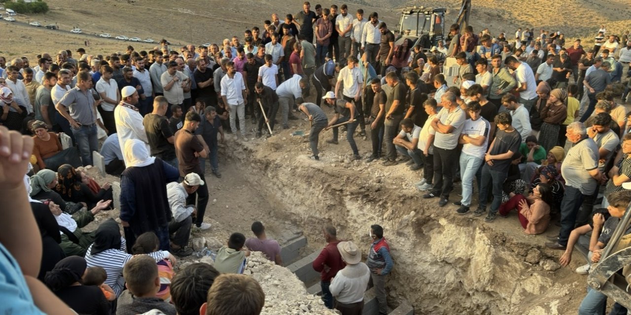 Mardin’deki yangında hayatını kaybeden 8 vatandaş defnedildi