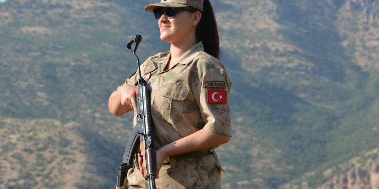 Azerbaycanlı Kadın güvenlik korucusu 6 yıldır Hakkari'de eli tetikte görev yapıyor