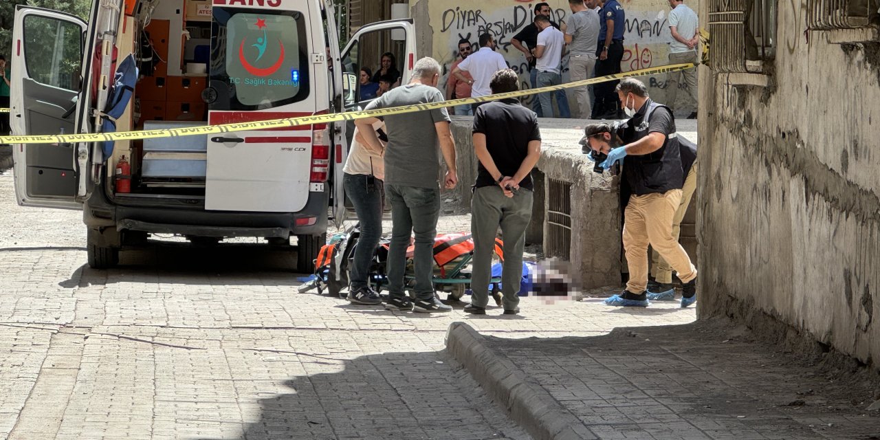 Diyarbakır'da Kadın Cinayeti: Dini Nikahlı Eşini Sokak Ortasında Öldürdü