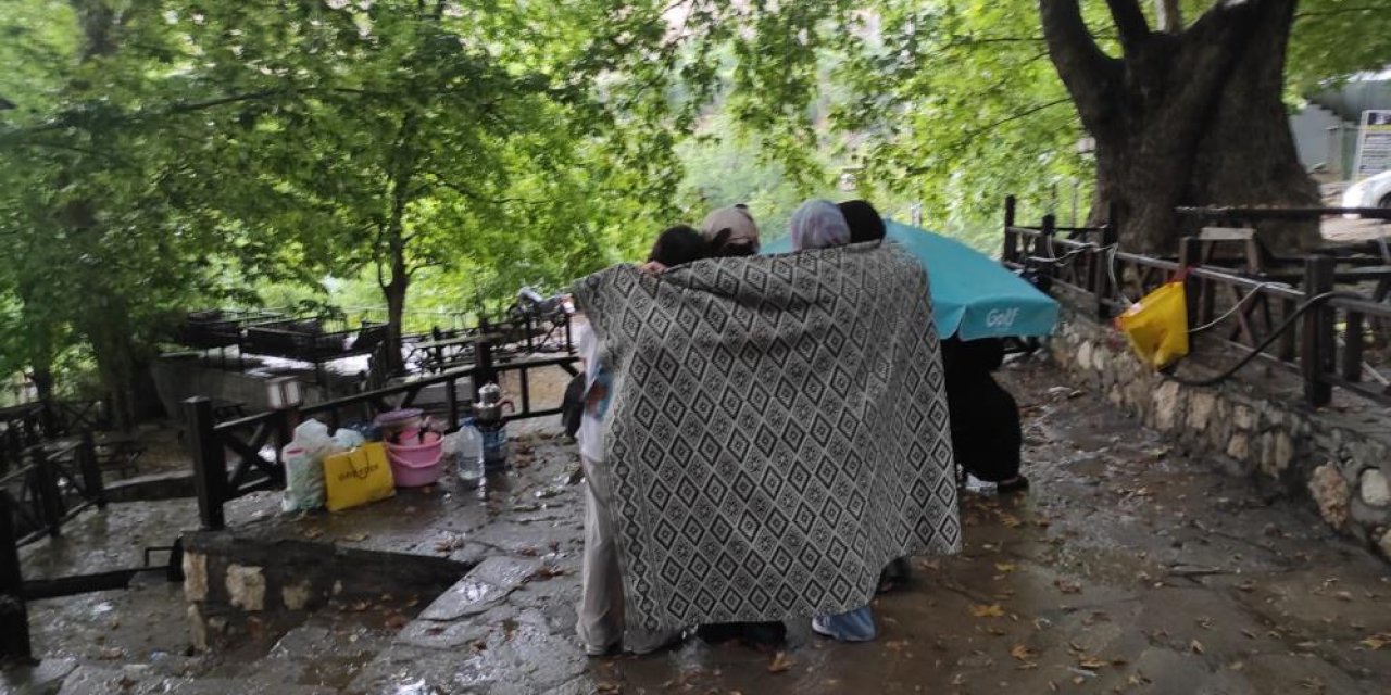 Sıcaktan kaçan piknikçiler yağmura yakalandı
