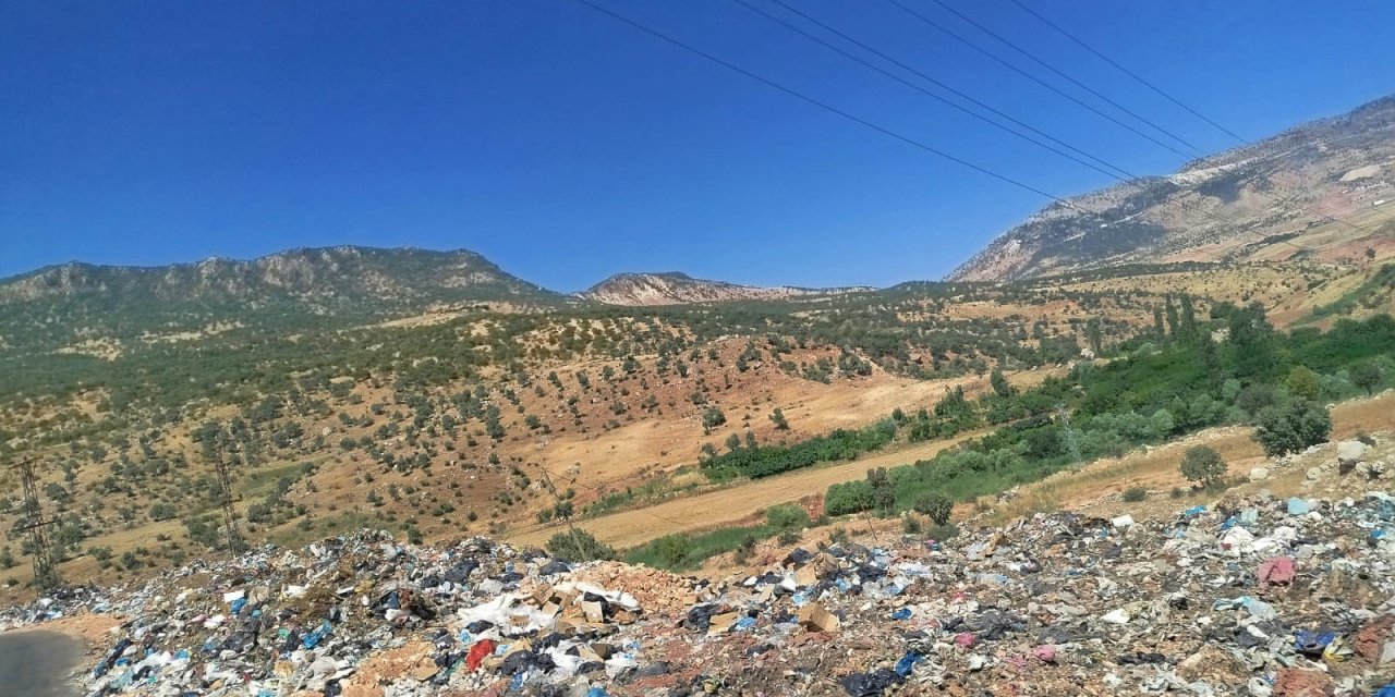 Şırnak’ta Yol Kenarına Dökülen Çöpler Şoförlerin Tepkisini Çekti