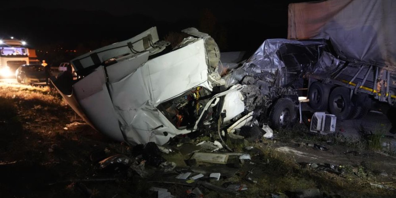 Niğde'de zincirleme trafik kazası: 3 ölü, 4 yaralı