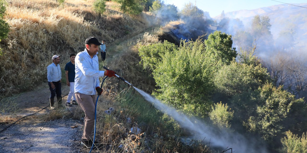 Elazığ'da 1 saatte 3. yangın: Söndürme çalışmalarına TOMA'lar da destek verdi