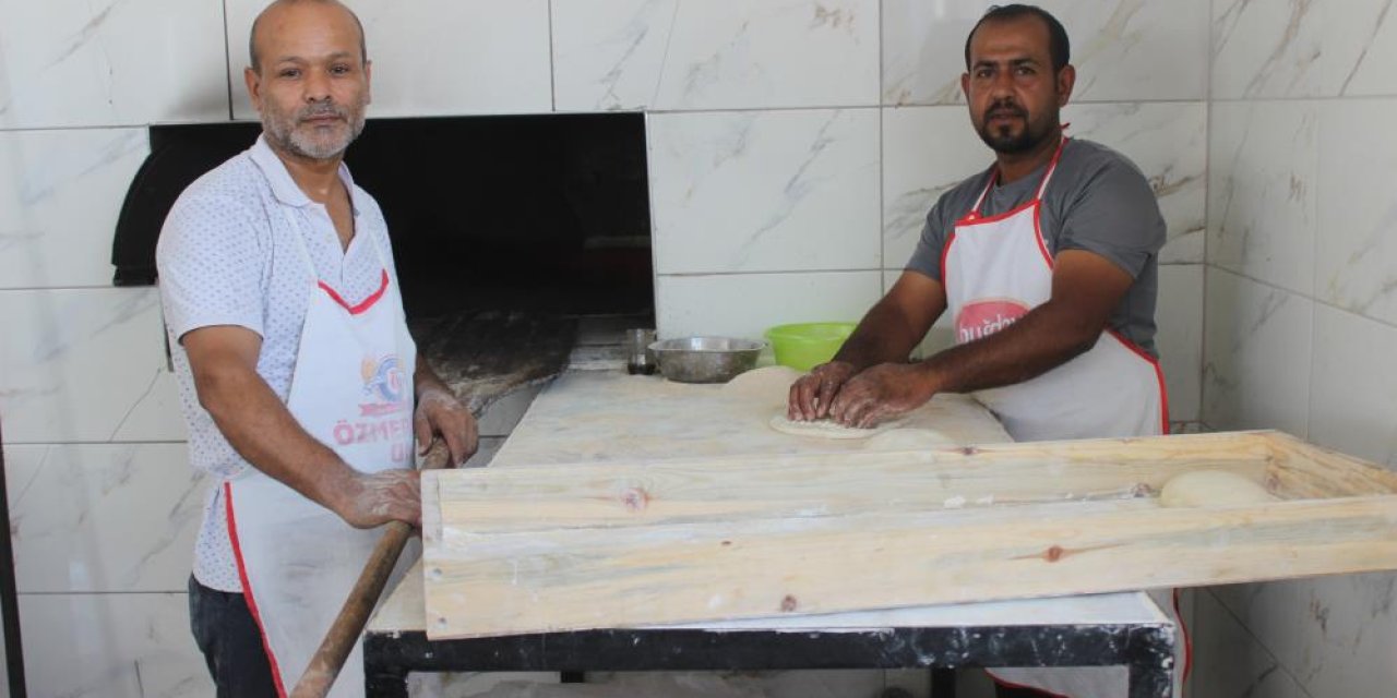 Hatay'da Fırıncılar, Kavurucu Sıcakta Zorlu Mesai Yapıyor: Günlük 800 TL Yevmiye