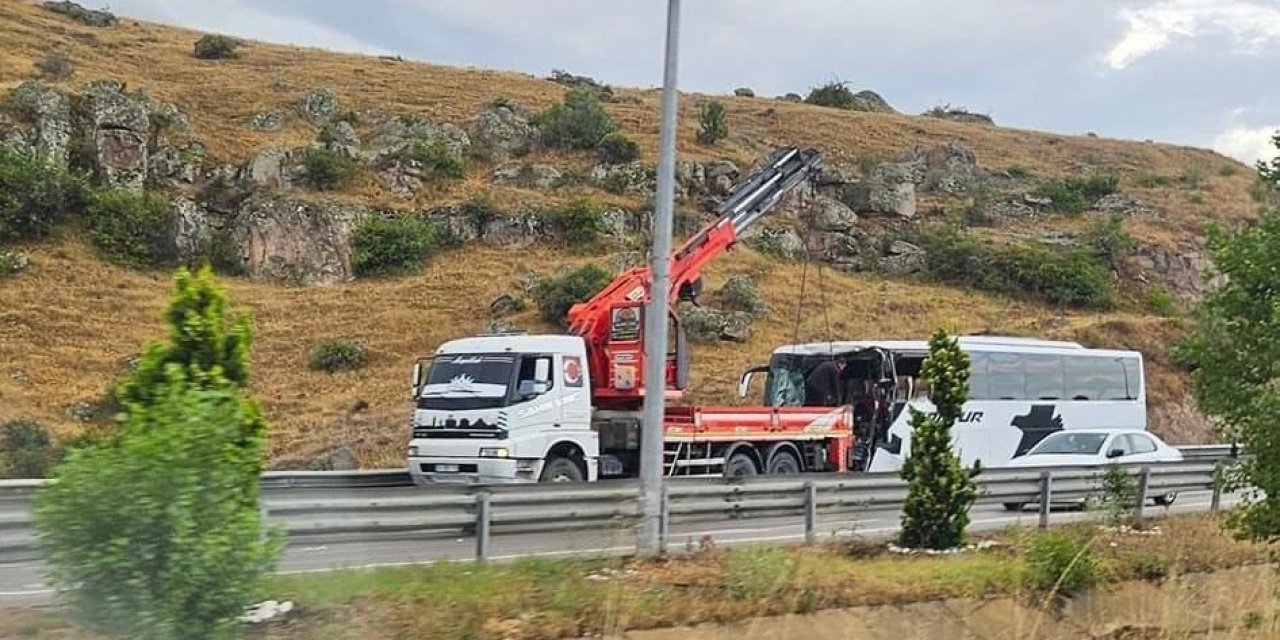 Afyonkarahisar'da Otobüs Tır ile çarpıştı 14 kişi yaralandı