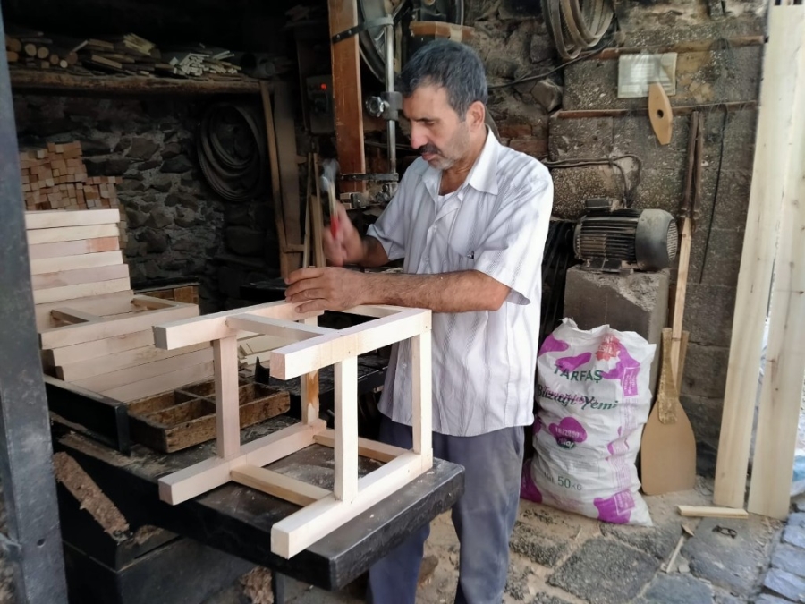 DİYARBAKIR’DA MARANGOZ USTASININ AZMİ