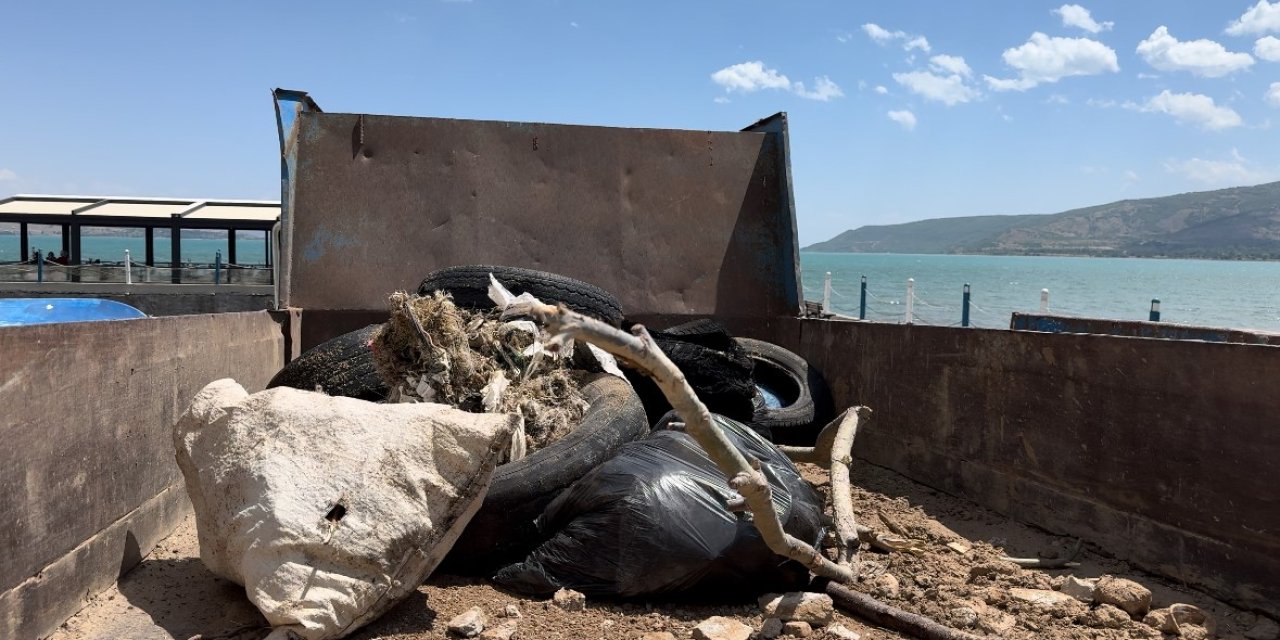 Van Gölü'nden yaklaşık 20 ton çöp çıkarıldı