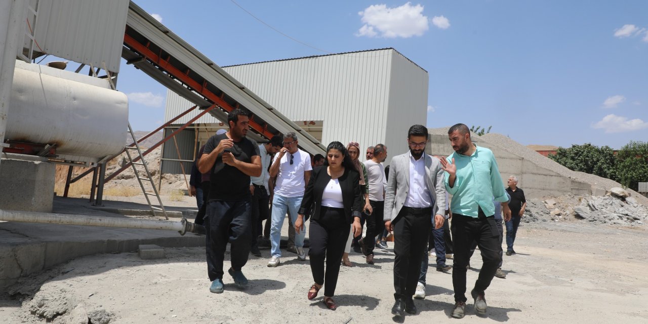 Cizre Belediye Başkanı Yerbasan, Beton Parke ve Boru Üretim Tesisini inceledi