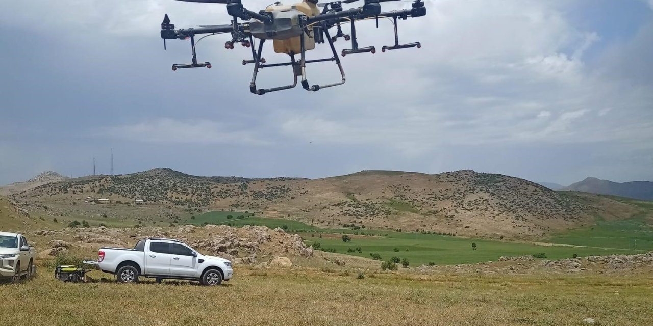 Siirt'te bir ilk:Dron ile çekirge ilaçlama yapıldı