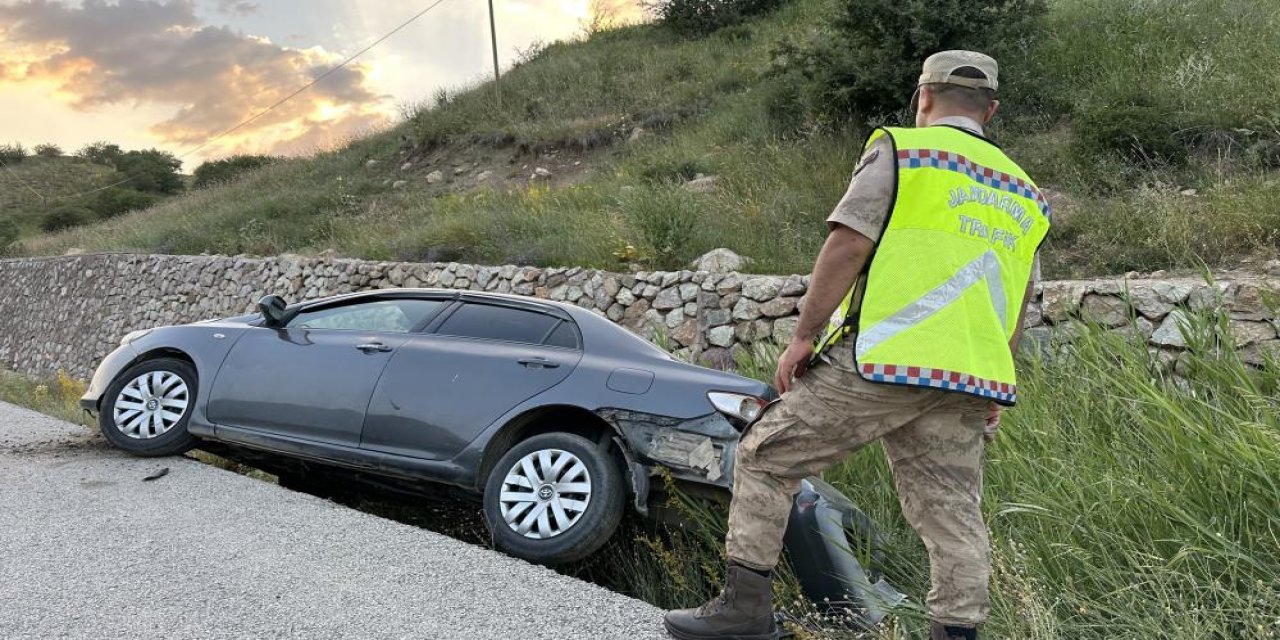 Yüksekova'da Otomobil Şarampole Yuvarlandı: 4 Yaralı