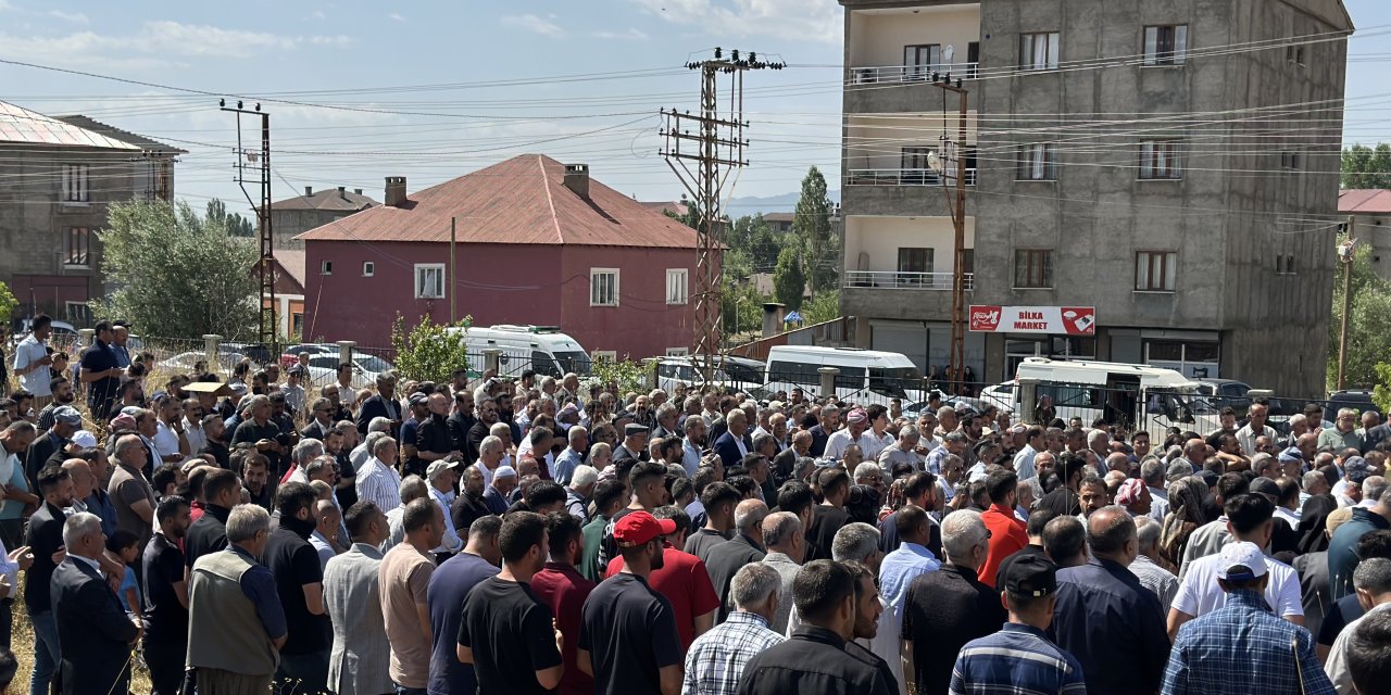 Silahlı saldırı sonucu hayatını kaybeden Yüksekova TSO Başkanı Timur toprağa verildi