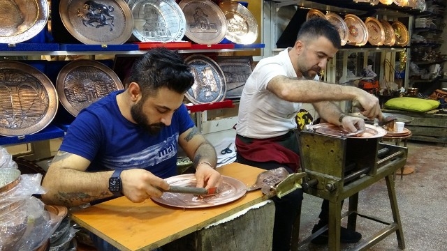 RESİM ÖĞRETMENİNİN SANATI BAKIRLA BULUŞTU, RENGARENK EL EMEKLERİ RAĞBET GÖRDÜ