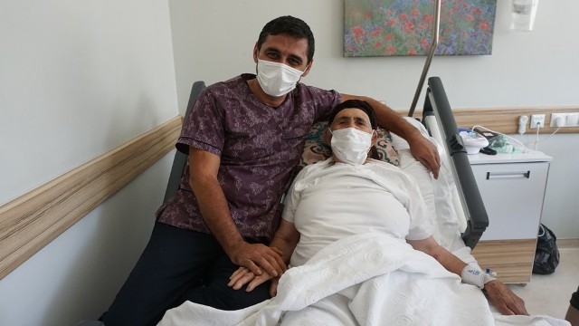 81 YAŞINDAKİ KADIN AMELİYAT İLE GÖĞSÜNDEKİ TÜMÖRDEN KURTULDU