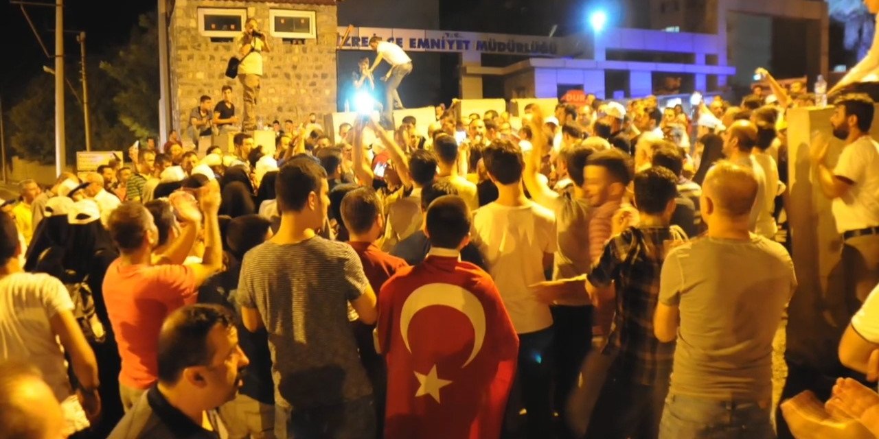 Cizreli Vatandaş, 15 Temmuz'da Cizre Köprüsü'nde İnsan Zinciri Kurdukları Anları Anlattı