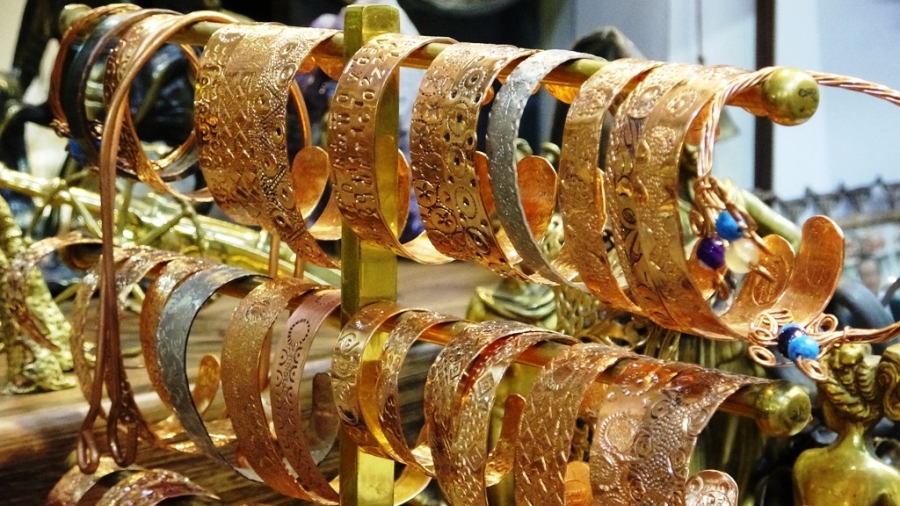 BAKIR BİLEZİĞE MOTİF KATARAK YENİ NESLİN KULLANABİLECEĞİ HALE GETİRDİ