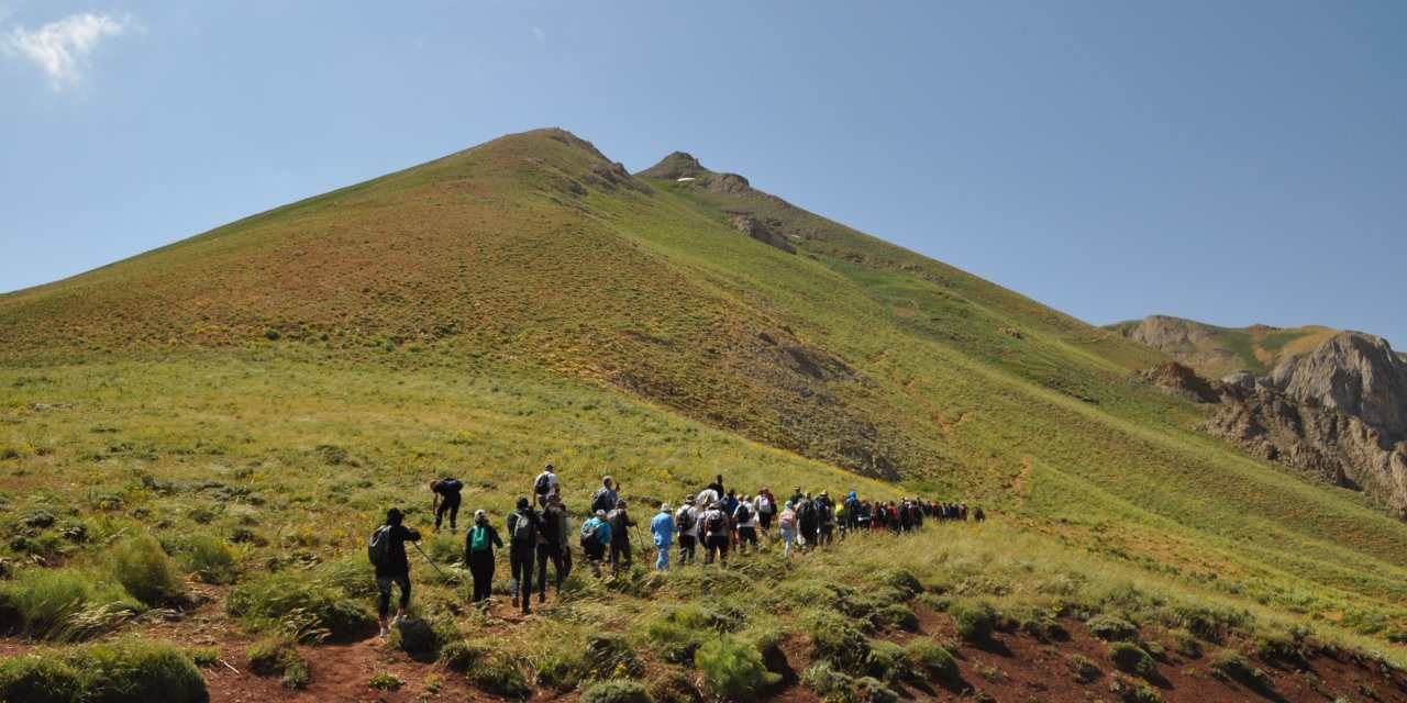 Tunceli'de Doğa Harikası Krater Gölüne Büyük İlgi!
