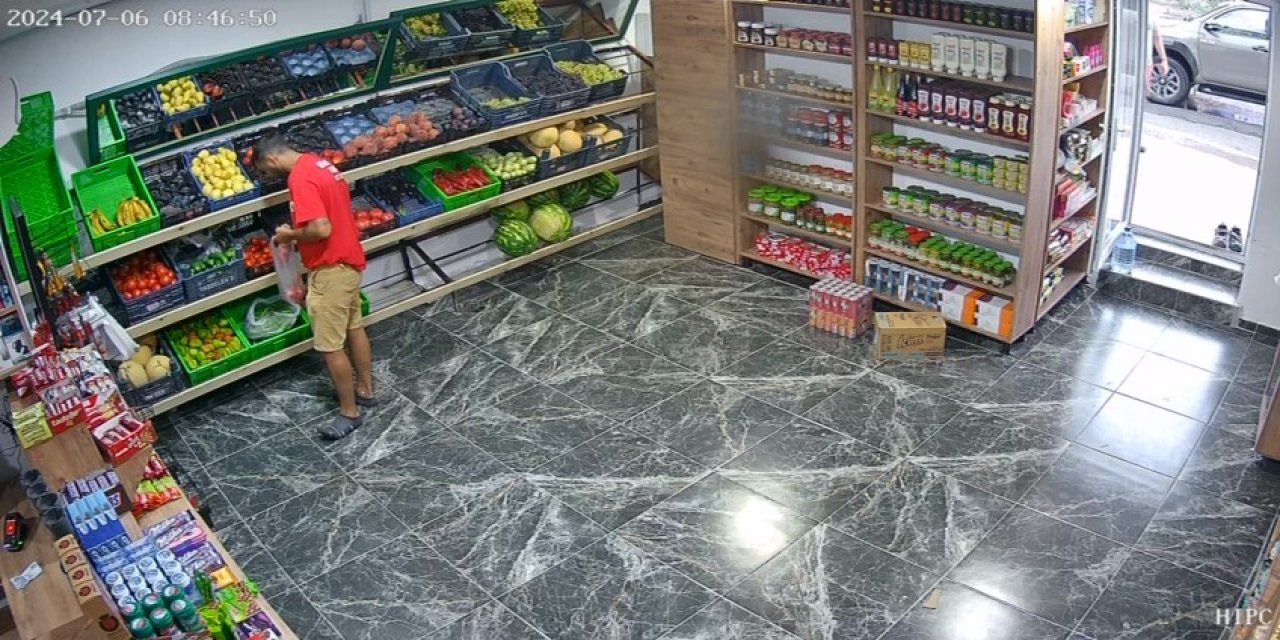 Çamur olan ayakkabısını çıkararak markete giren inşaat işçisi sosyal medyada ilgi odağı oldu