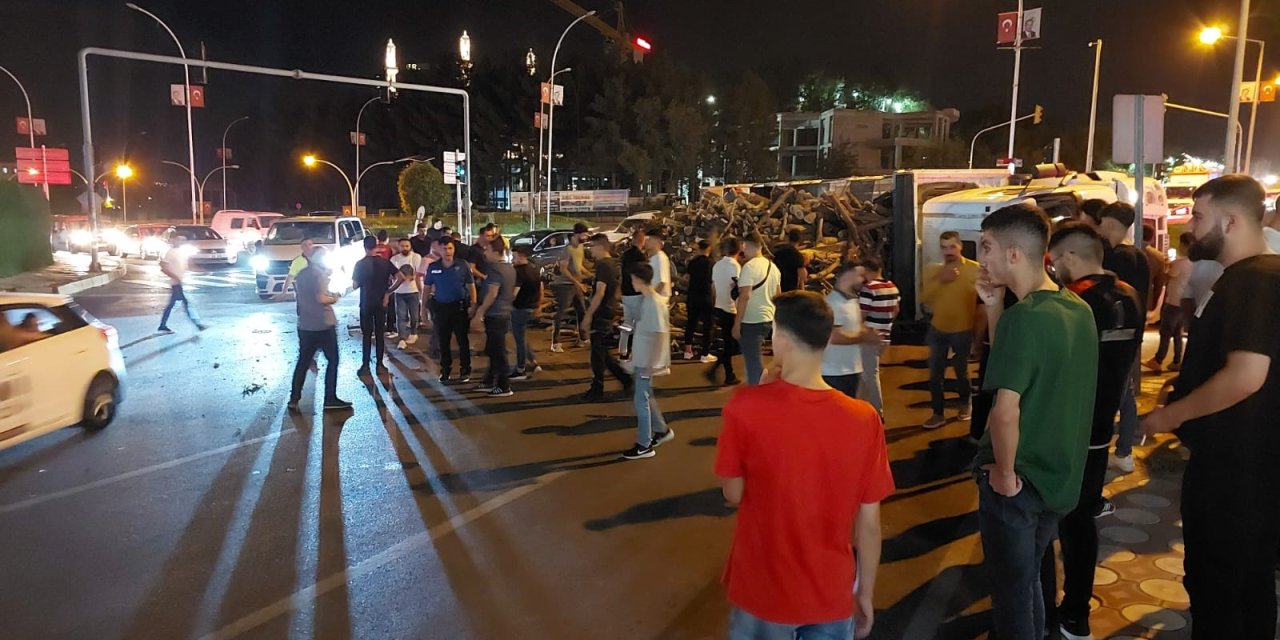 Batman’da kavşağı dönemeyen odun yüklü kamyon devrildi: 2 yaralı