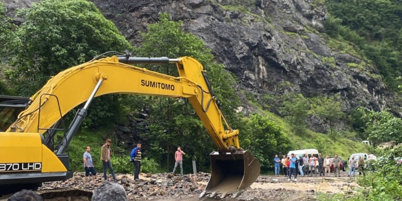 Trabzon'da heyelan nedeniyle Araklı-Bayburt yolu ulaşıma kapandı